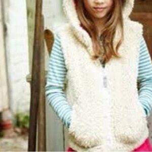 Mini Boden Cream Fuzzy Sherpa Hooded Vest For Girls 6-7 Y